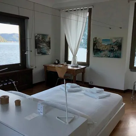 לינה וארוחת בוקר Private Lakeside Luxury Villa מולטראזיו